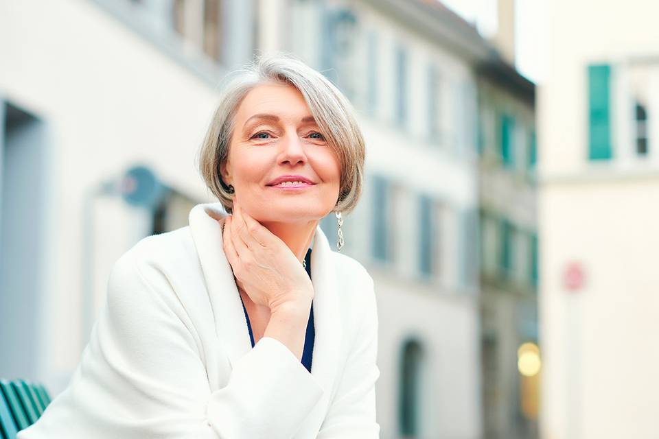 Regalos para una suegra: mujer de mediana edad con media melena y muy sonriente