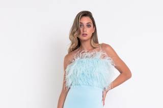 Vestidos azules para boda con plumas