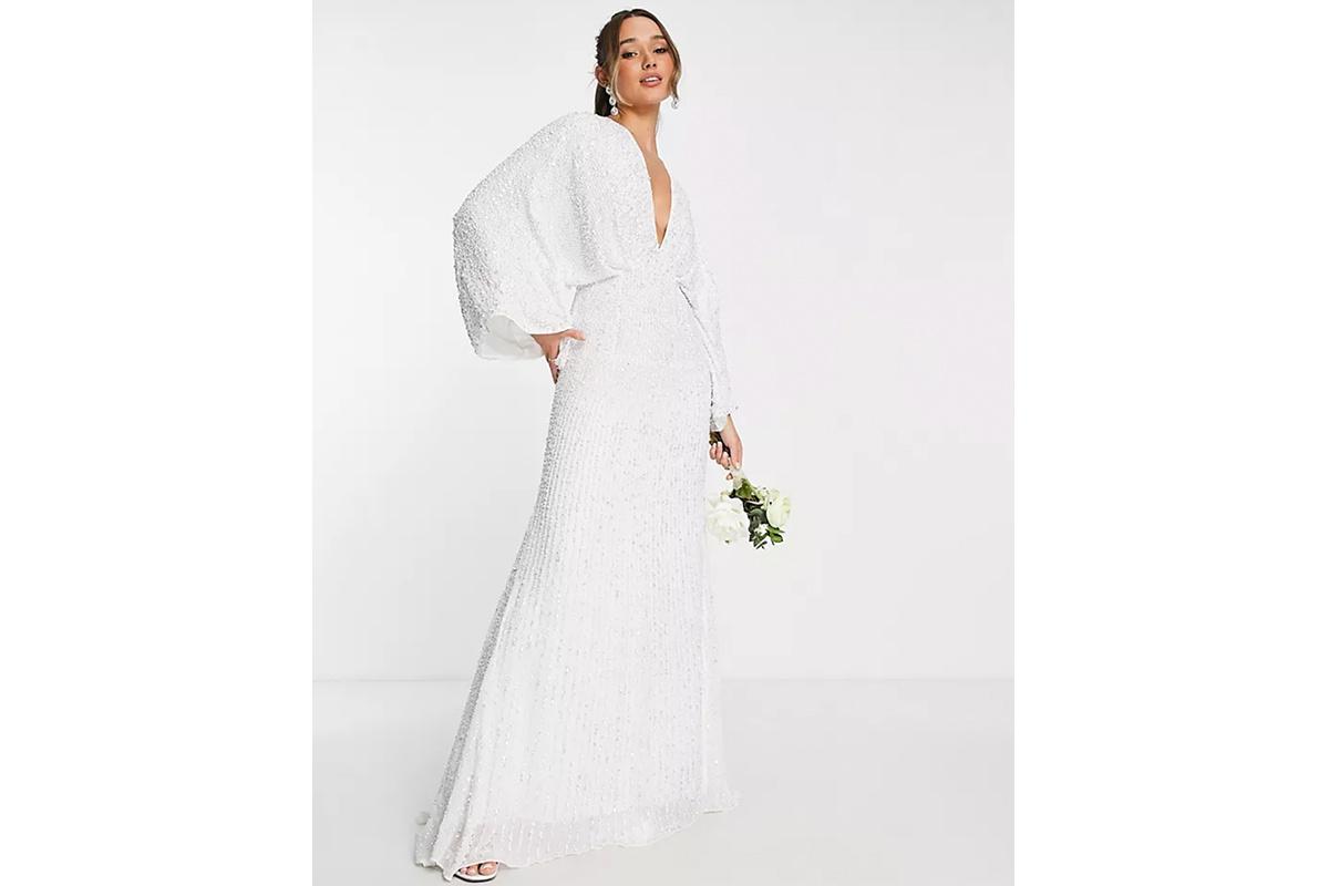 Chica con el pelo recogido con un vestido de novia con escote en V y destellos brillantes