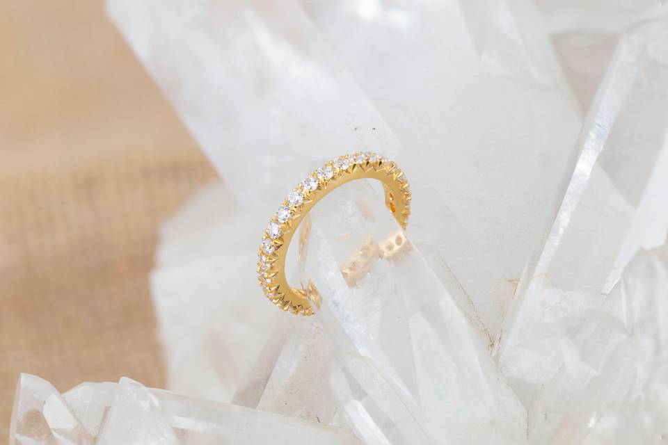 Anillo de compromiso con varios diamantes en oro amarillo