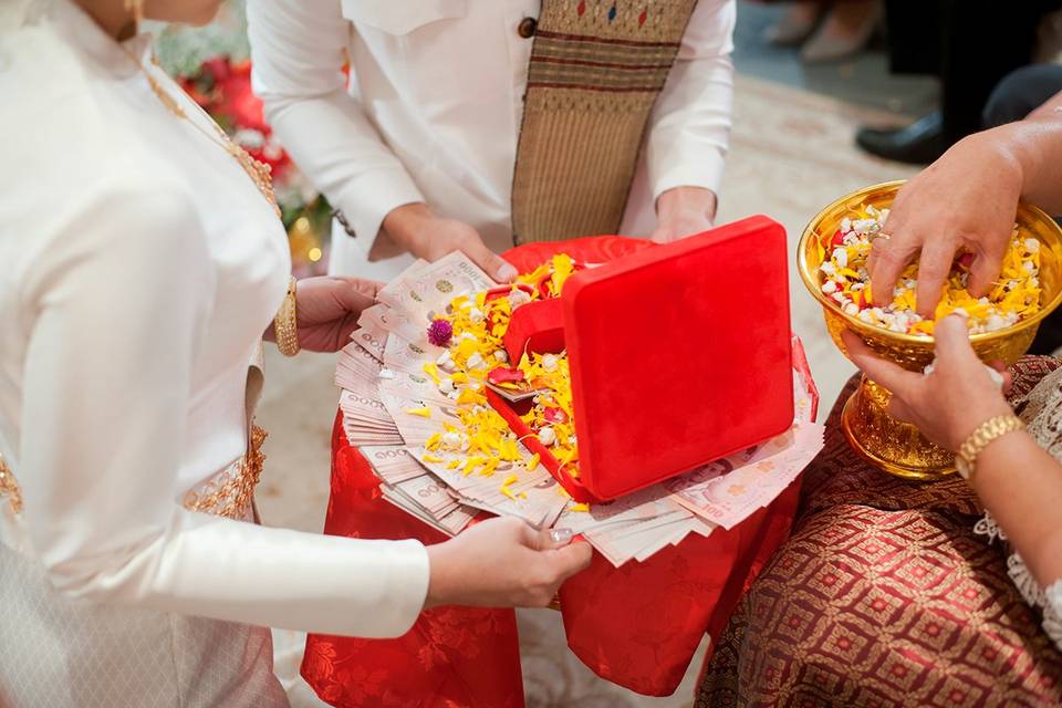 Momento de una ceremonia budista de boda