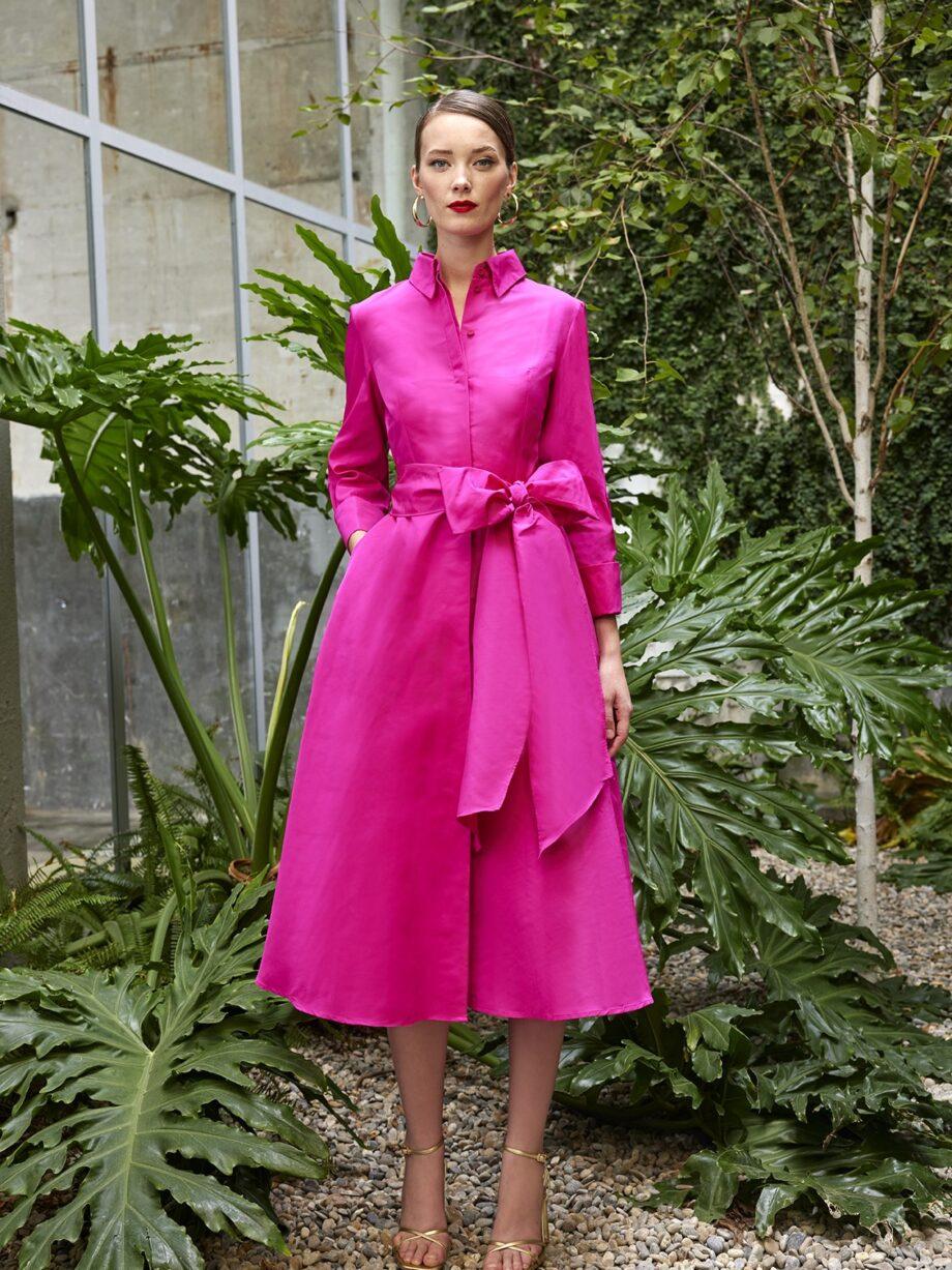 Madrina elegant sencilla: vestido de fiesta rosa fucsia de manga larga y lazo delanteroi