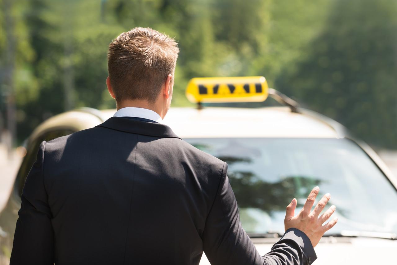 Invitado parando un taxi el día de la boda