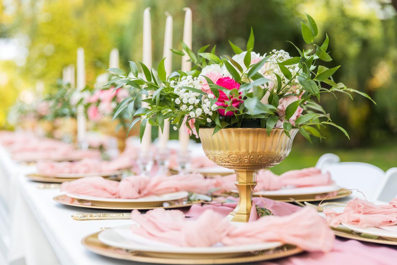 Color boda su significado: camino de mesa y servilletas en rosa