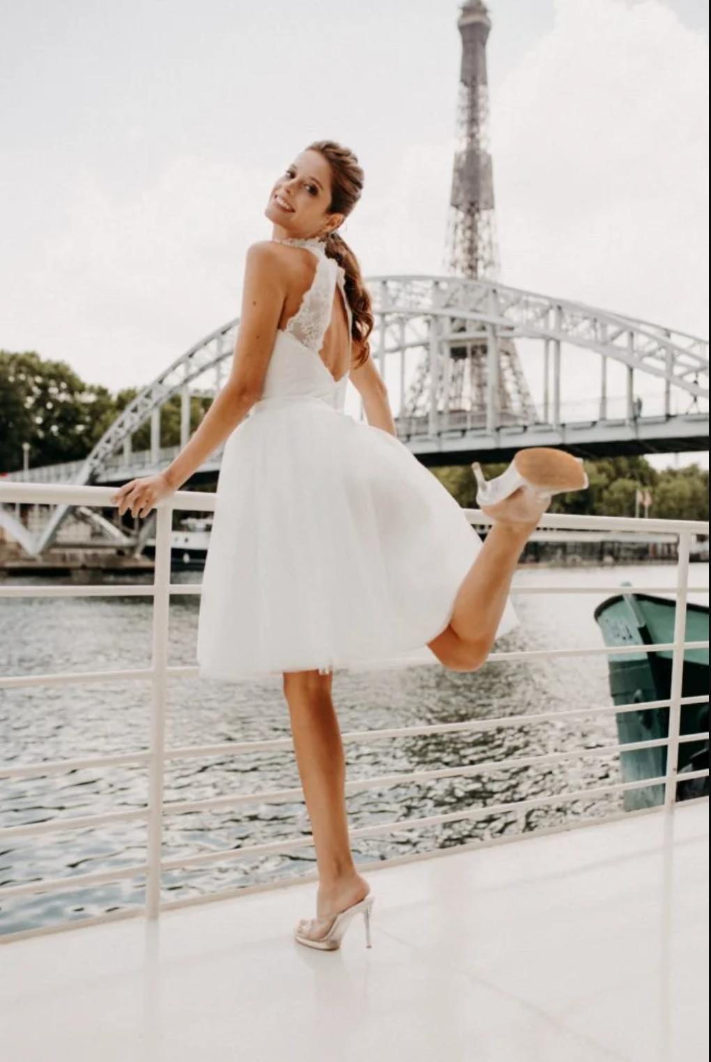 Vestido de novia corto con espalda semidescubierta