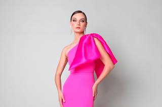 Vestido de fiesta fucsia con escote asimétrico y lazo XL en uno de los hombros