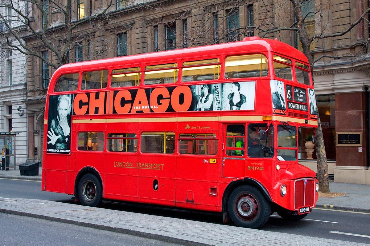 Escapada romántica antes de la boda para ver los autobuses rojos de dos pisos en Londres