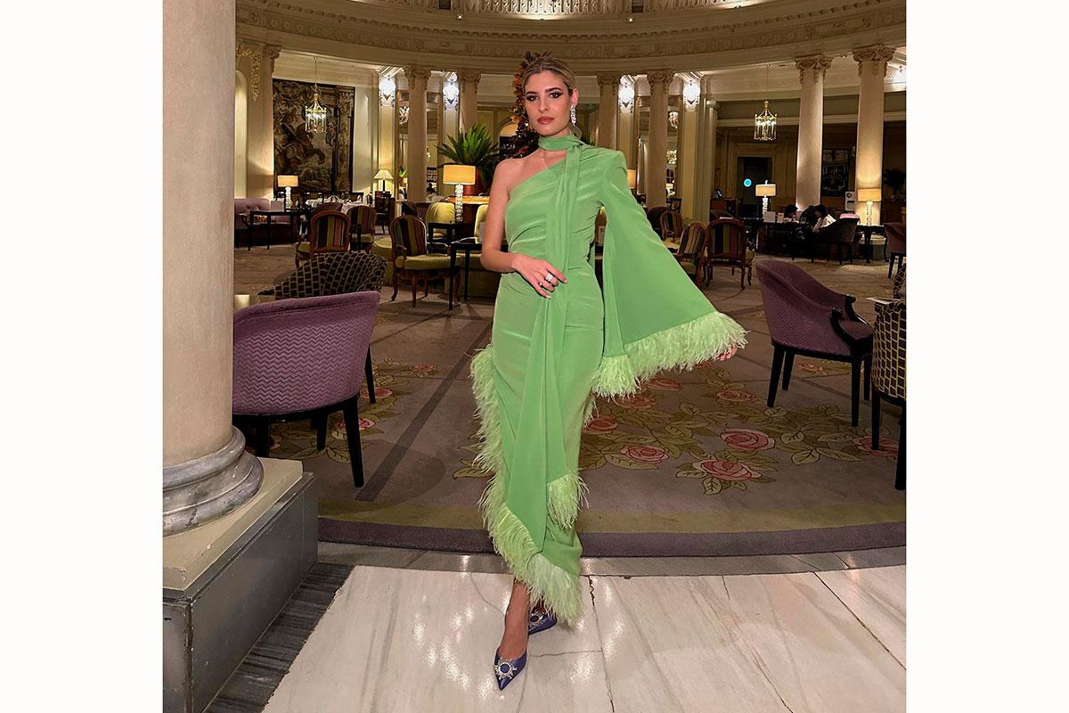 teresa andrés con vestido de invitada verde con plumas