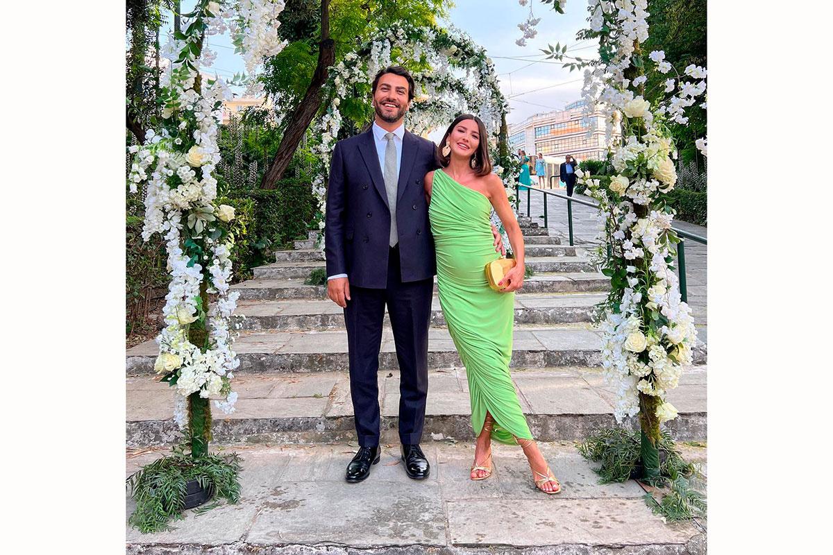 alexandra pereira con vestido verde flúor asimétrico con frunces al lado de su marido gashan