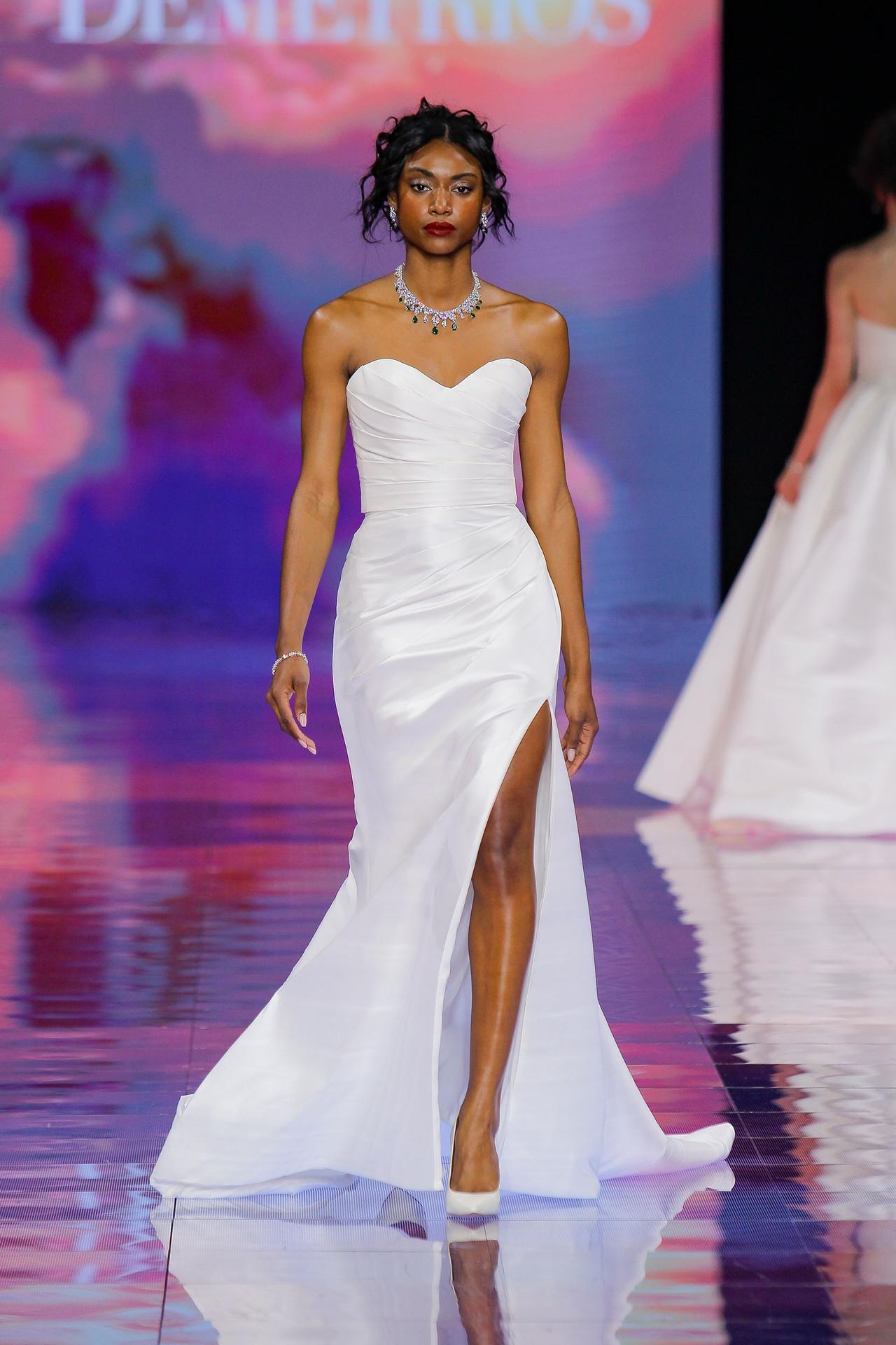 Vestido de novia de corte sirena con escote corazón, sin mangas, y con una profunda abertura vertical en uno de los laterales de la falda