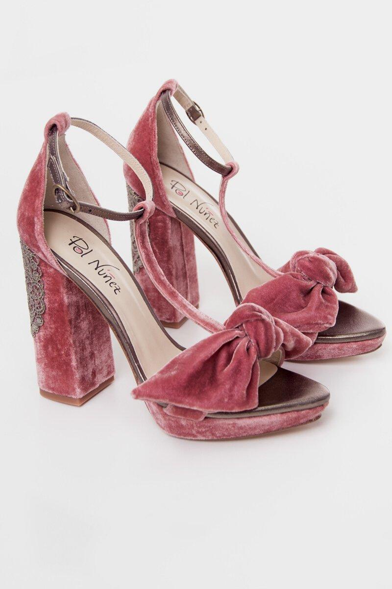 zapatos de fiesta de Pol Nuñez en terciopelo rosa con lazada, ideales para un look de invitada de boda