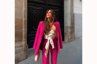 Rocío Osorno con traje de chaqueta y pantalon rosa fucsia