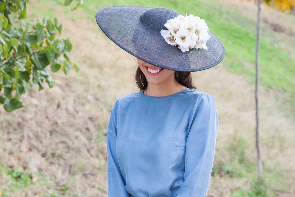 Protocolo pamela boda: invitada con vestido de fiesta azul y pamela del mismo color