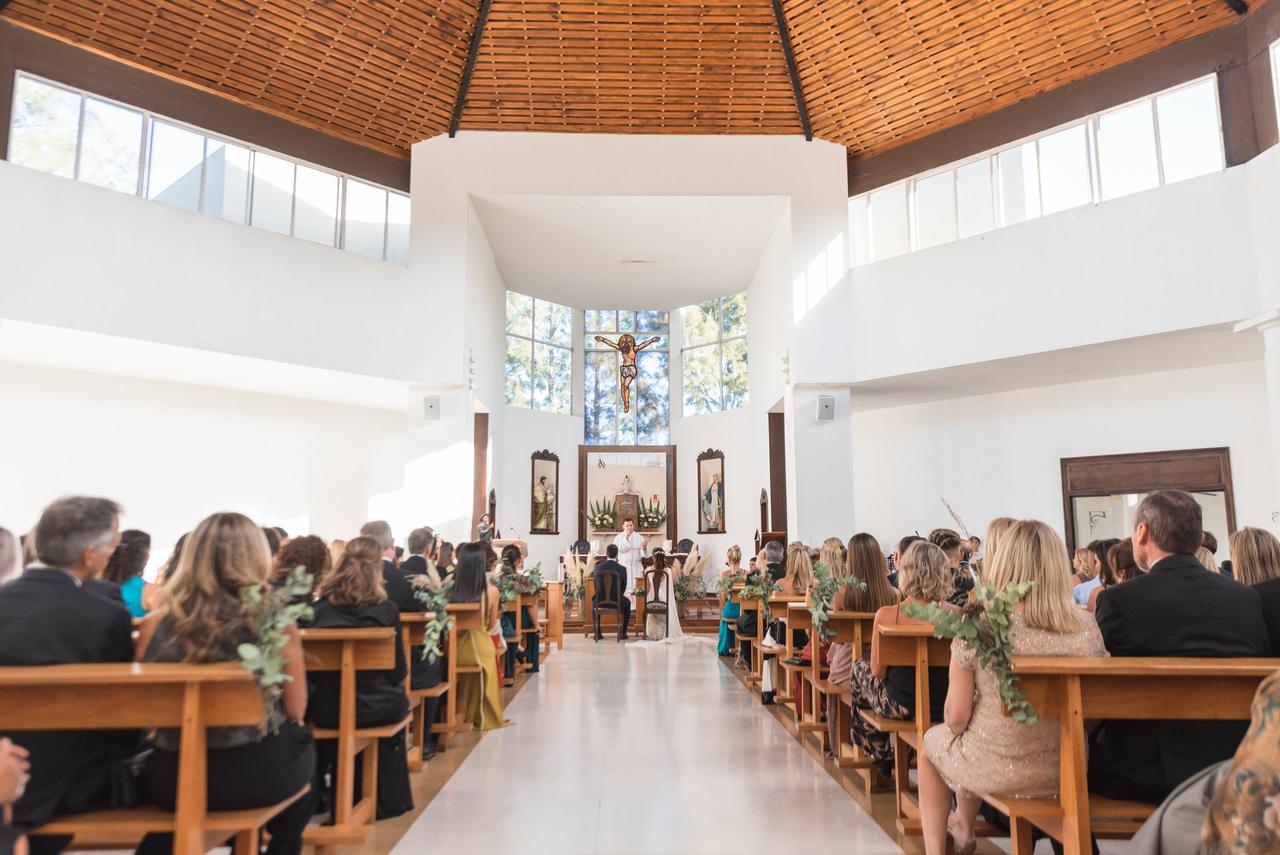 Cursillos prematrimoniales: ceremonia de boda religiosa en el interior del templo