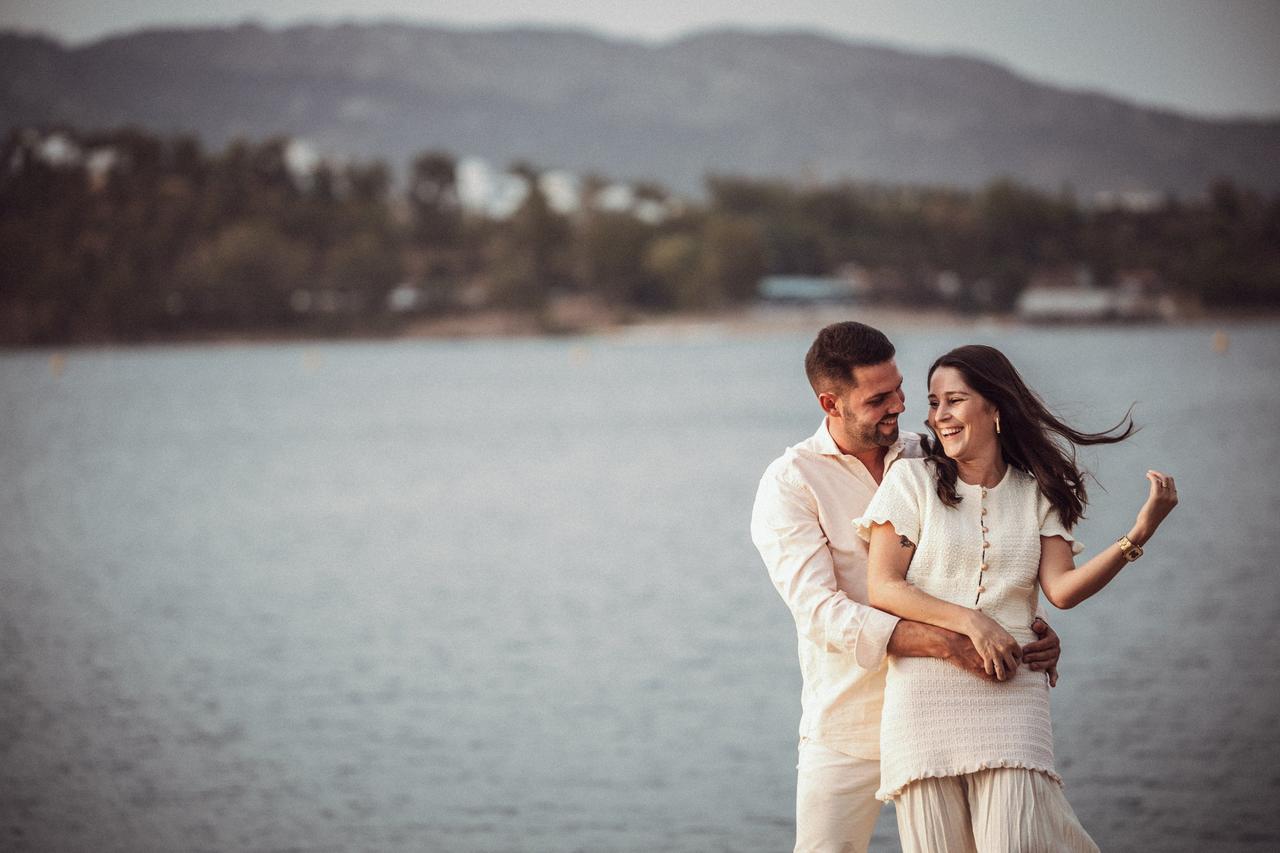 Cualidades de una buena pareja que más se valoran en las relaciones sanas y duraderas: pareja hombre y mujer felices. Foto: M Lehazar Fotografia