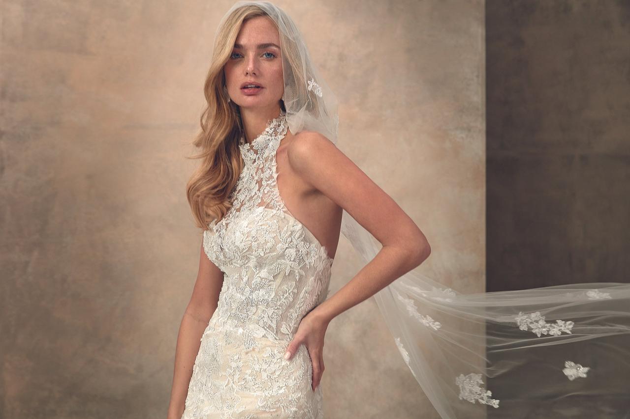 Vestido boda civil escote halter y velo con detalles