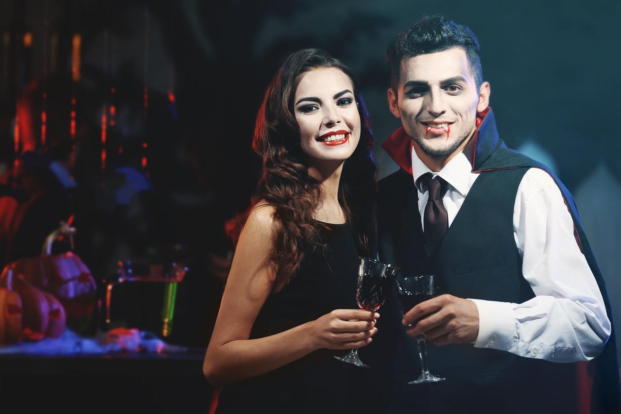 Disfraces Halloween pareja: chico y chica disfrazados de vampiros