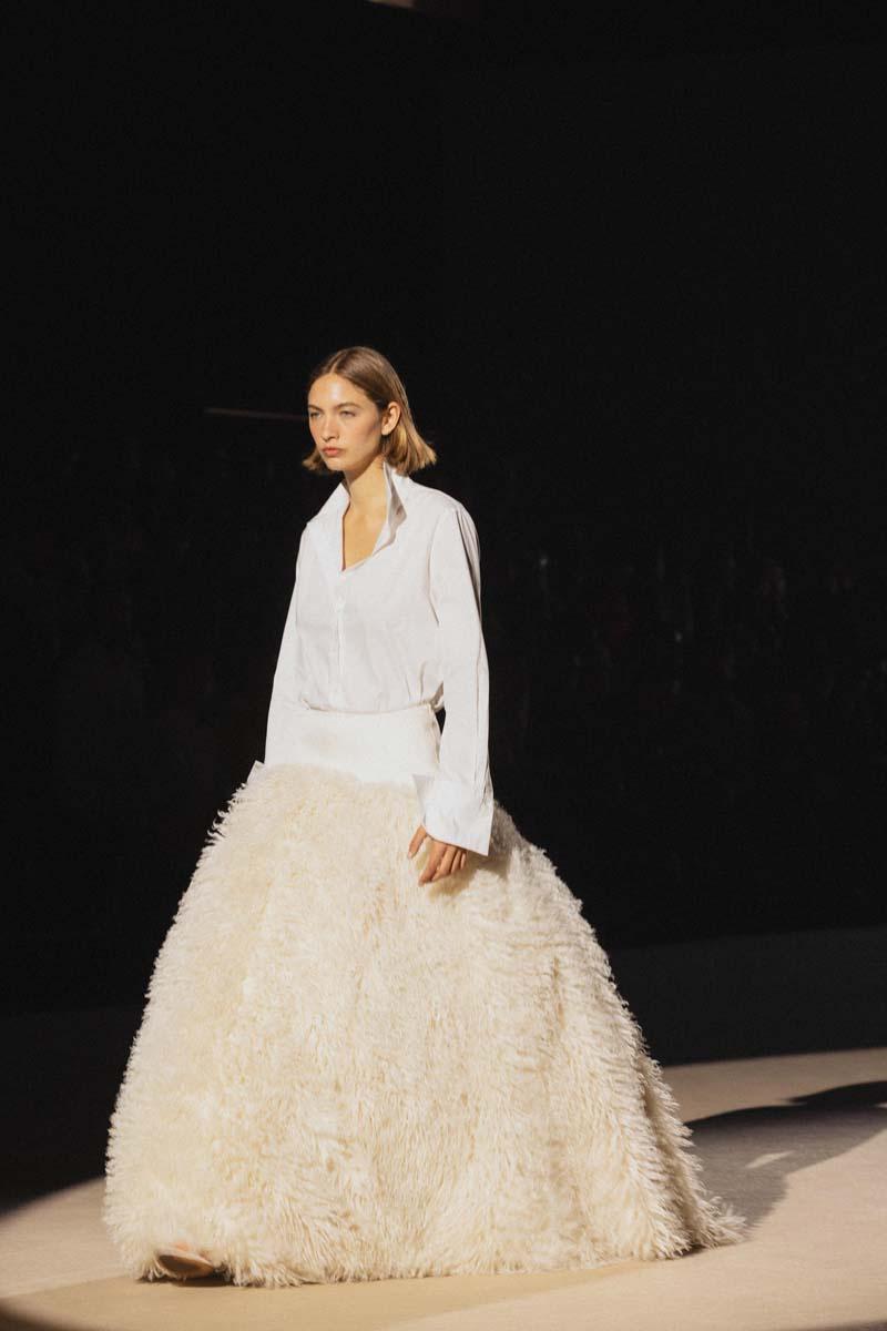 Vestido boda civil con falda vaporosa con camisa