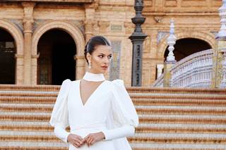 Vestido novia con capa al cuello