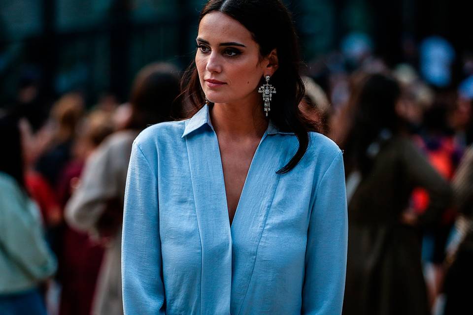 18 ideas de peinados para invitadas de boda con pelo largo