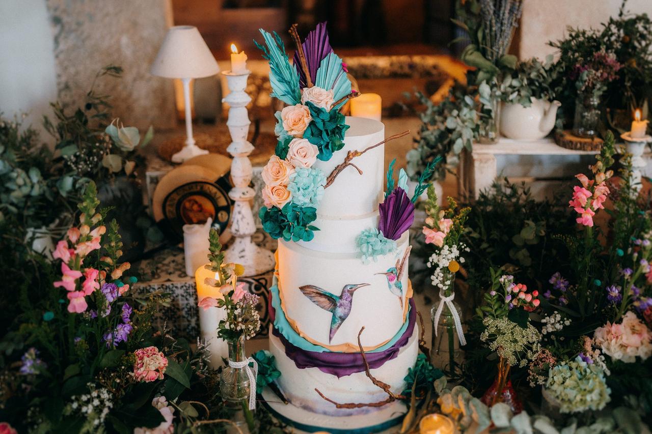 Pastel de boda con párajos