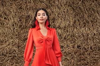 Vestido de cóctel con falda plisada y cuerpo camisero