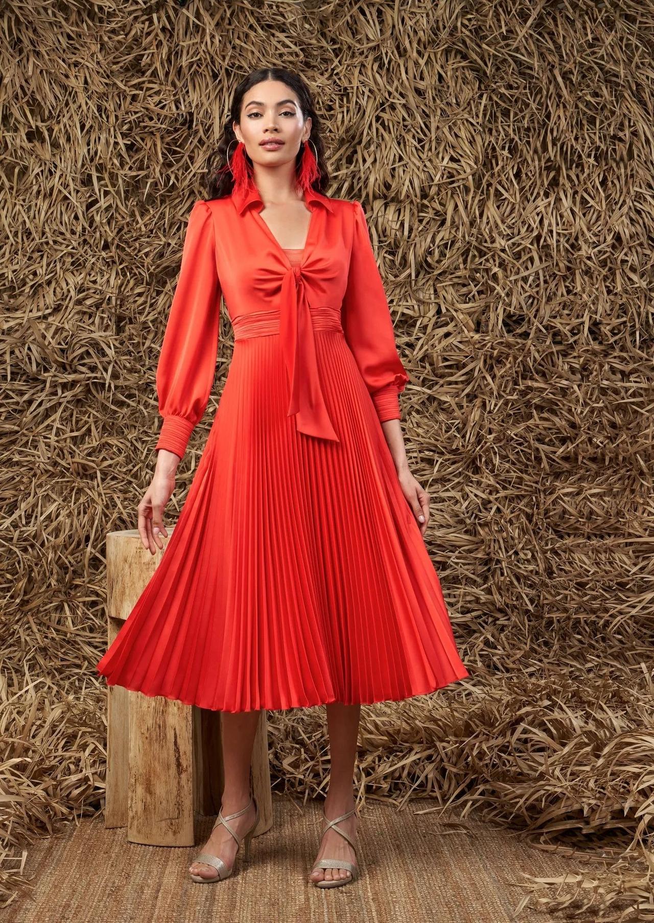 Vestido de cóctel con falda plisada y cuerpo camisero