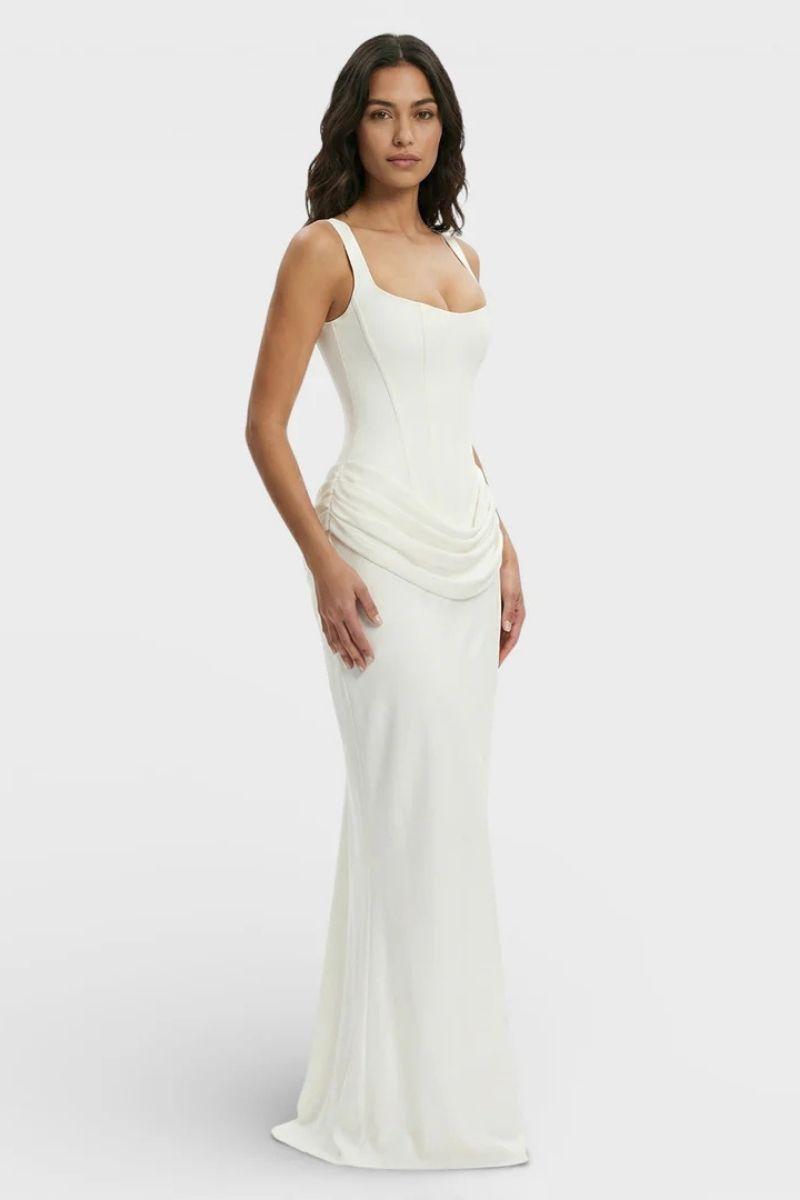 vestido blanco con espalda descubierta y con fruncido en la cadera