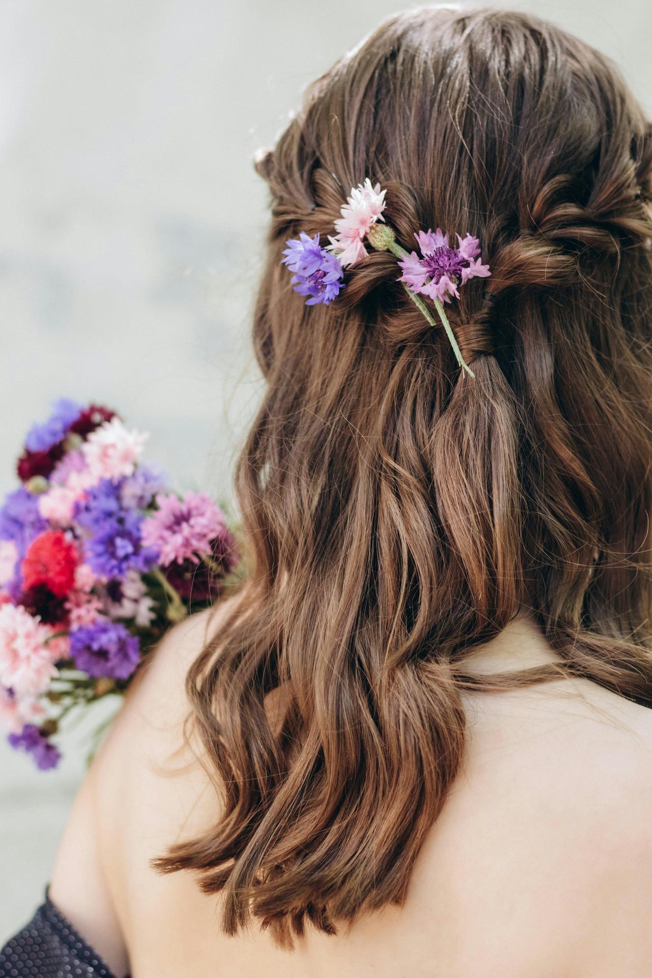 semirecogido con toque floral romántico