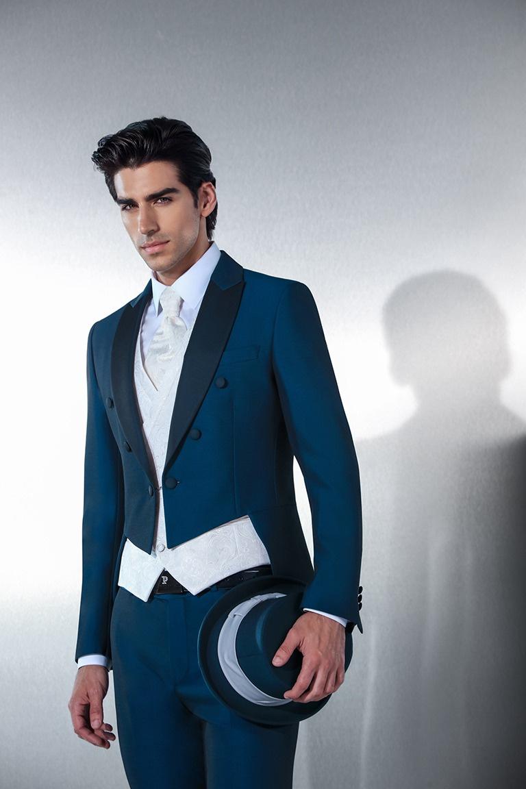 Frac o chaqué: chico con un elegante frac en color azul