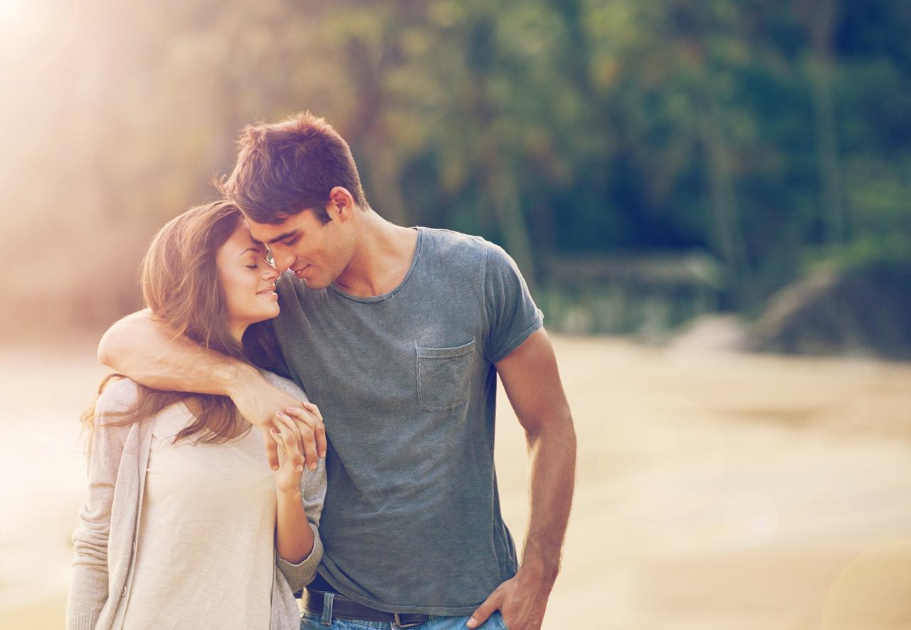 Cómo conquistar a una mujer: pareja joven caminando feliz y en actitud cariñosa