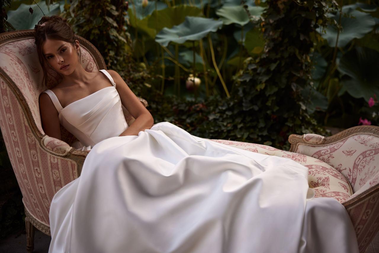 Vestido boda civil con corsé y falda vaporosa