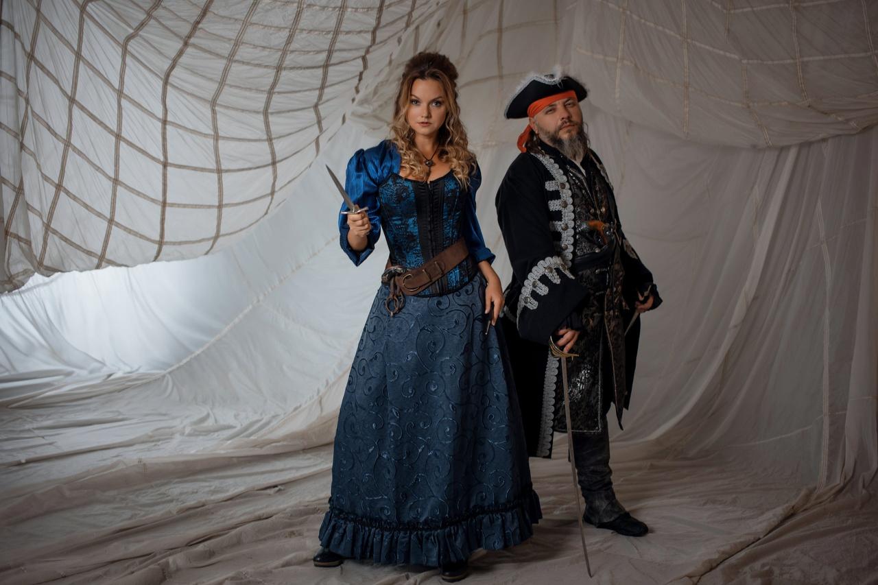 Disfraces Halloween pareja: chico y chica disfrazados de piratas