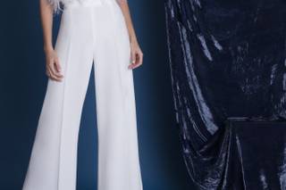 Vestidos de novia con pantalón y cuerpo con plumas