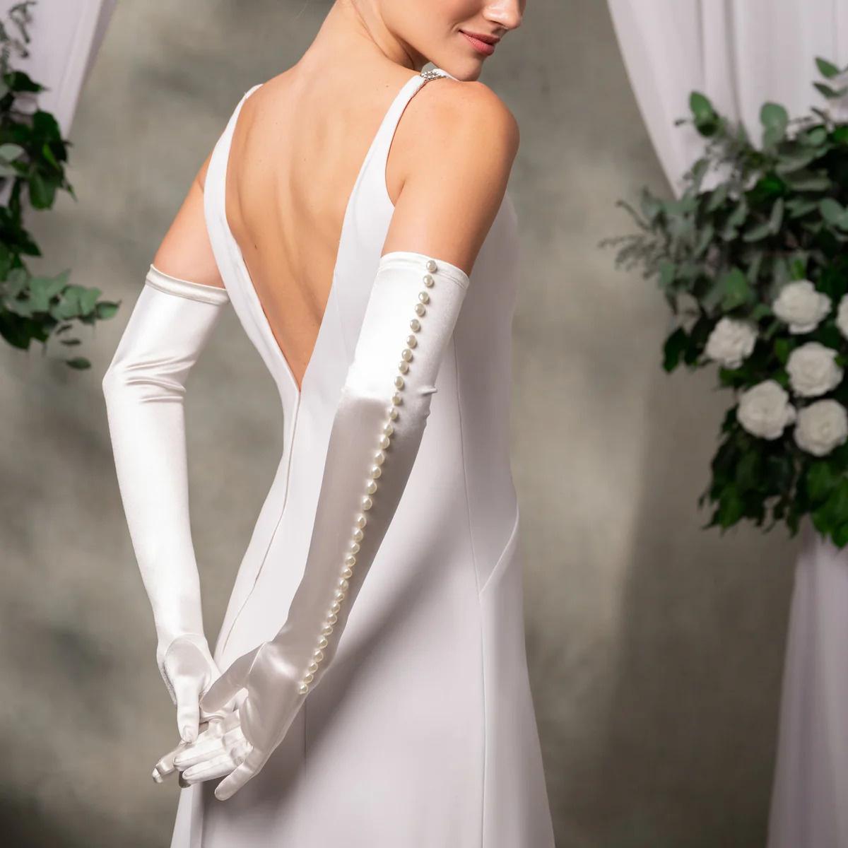 Guantes de novia con perlas de Cornelia James