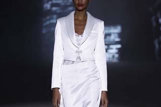 Vestido boda civil de dos piezas de chaqueta americana y falda suelta midi con plumas