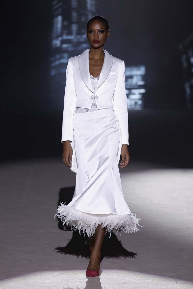 Vestido boda civil de dos piezas de chaqueta americana y falda suelta midi con plumas