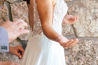 Peinados invitada boda pelo rizado: trenza en pelo moreno rizado semirrecogido
