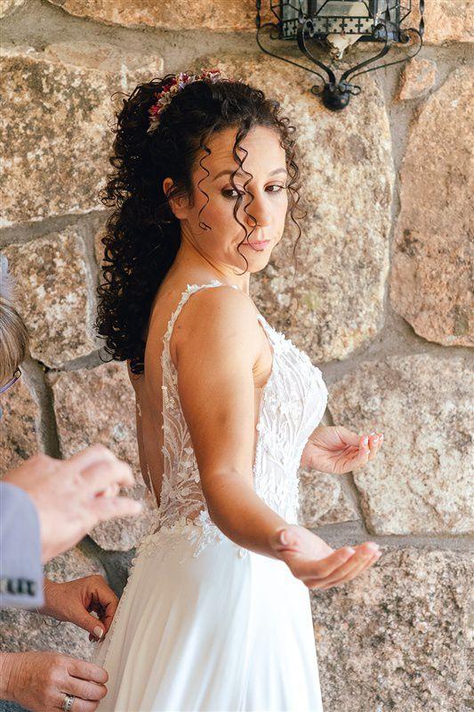 Peinados invitada boda pelo rizado: trenza en pelo moreno rizado semirrecogido