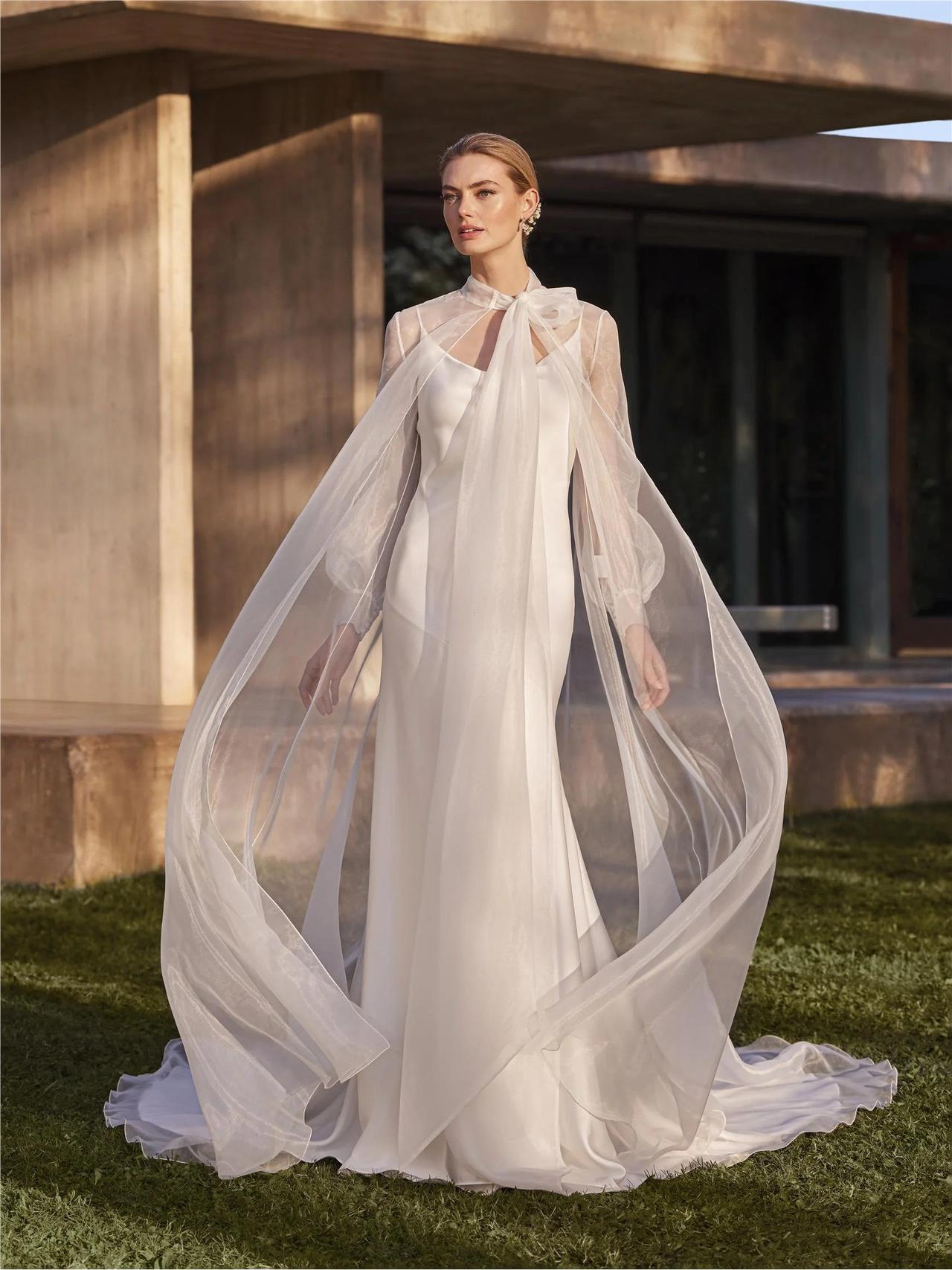 vestidos de novia para mujeres maduras: con capa y lazada de gasa
