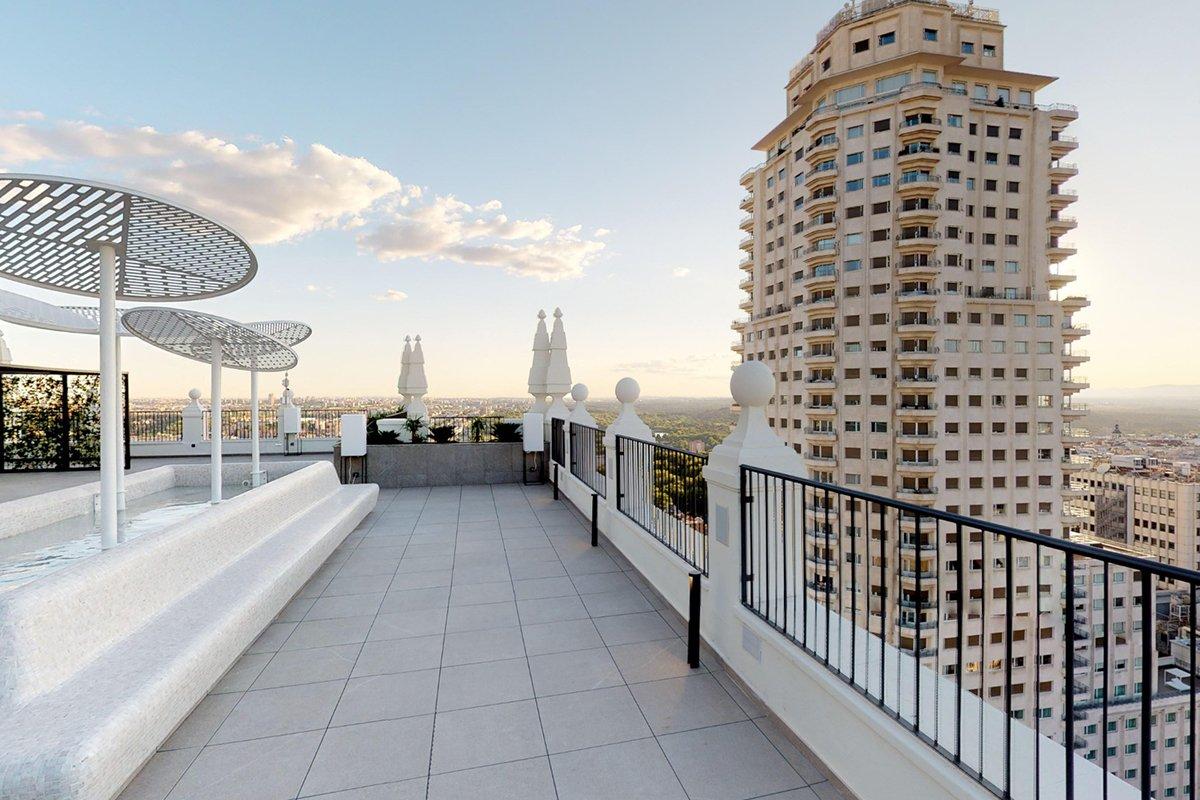 Vista panorámica de una ciudad desde lo alto de una terraza urbana