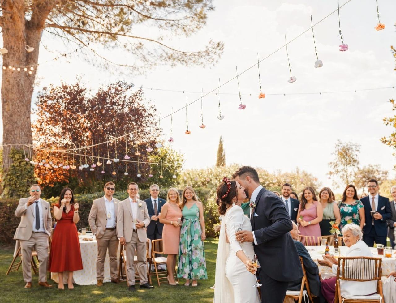 Novios e invitados a una boda al aire libre (miss-rincones-de-boda)