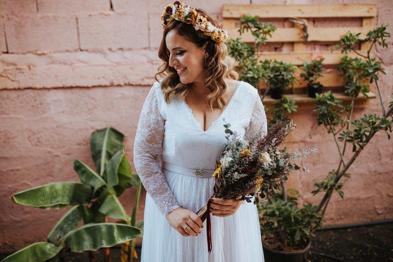 Vestidos de novia para novias de talla grande: vestido con mangas de encaje y escote pico