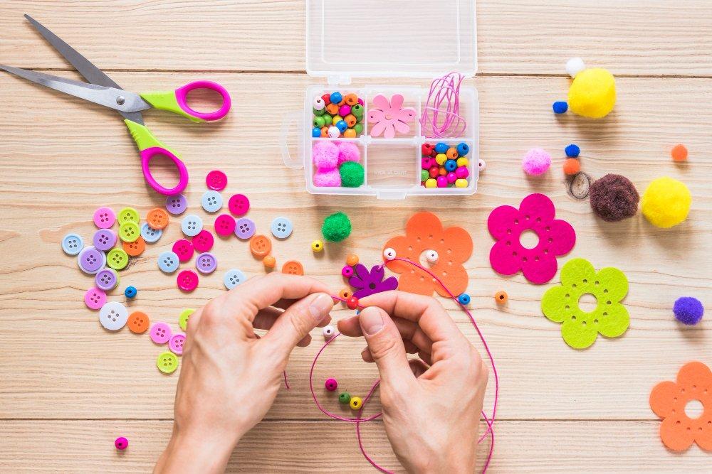 abalorios para hacer pulseras, freepik