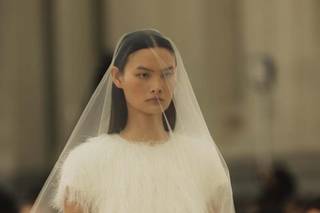 Vestido boda civil de manga corta con plumas y velo