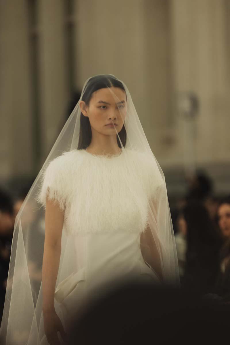 Vestido boda civil de manga corta con plumas y velo