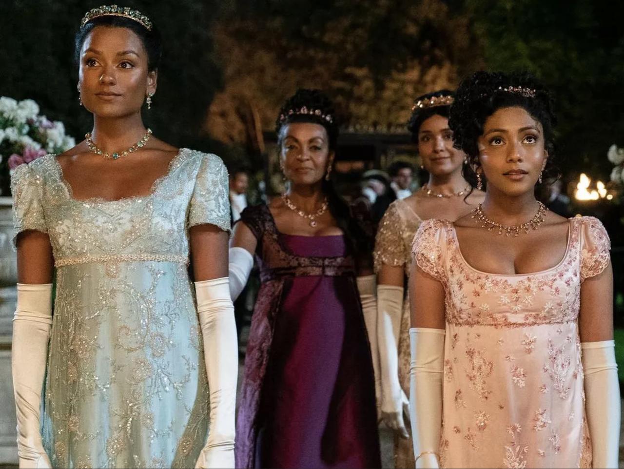 Diversidad cultural y racial en esta escena con varios actores de Los Bridgerton