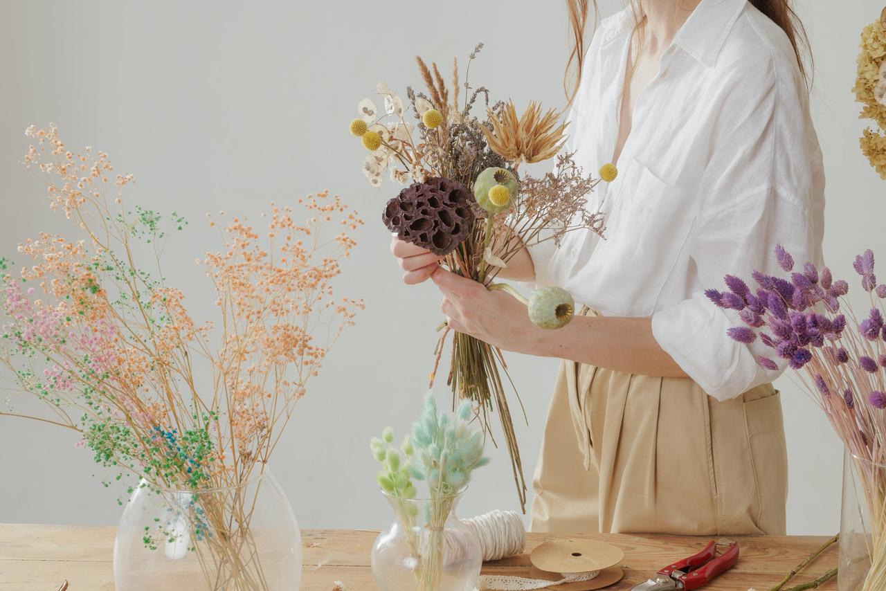 Preservar ramo de novia: florista manipulando un ramo de flores
