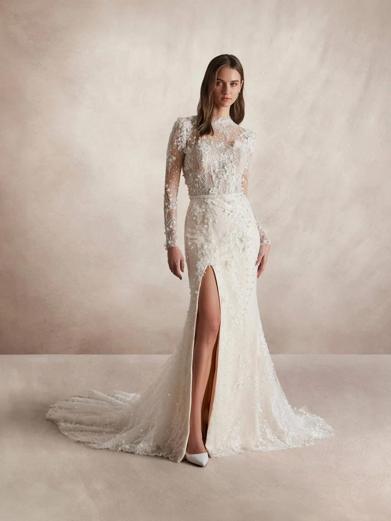 vestidos de novia para mujeres maduras: de encaje con abertura en la pierna