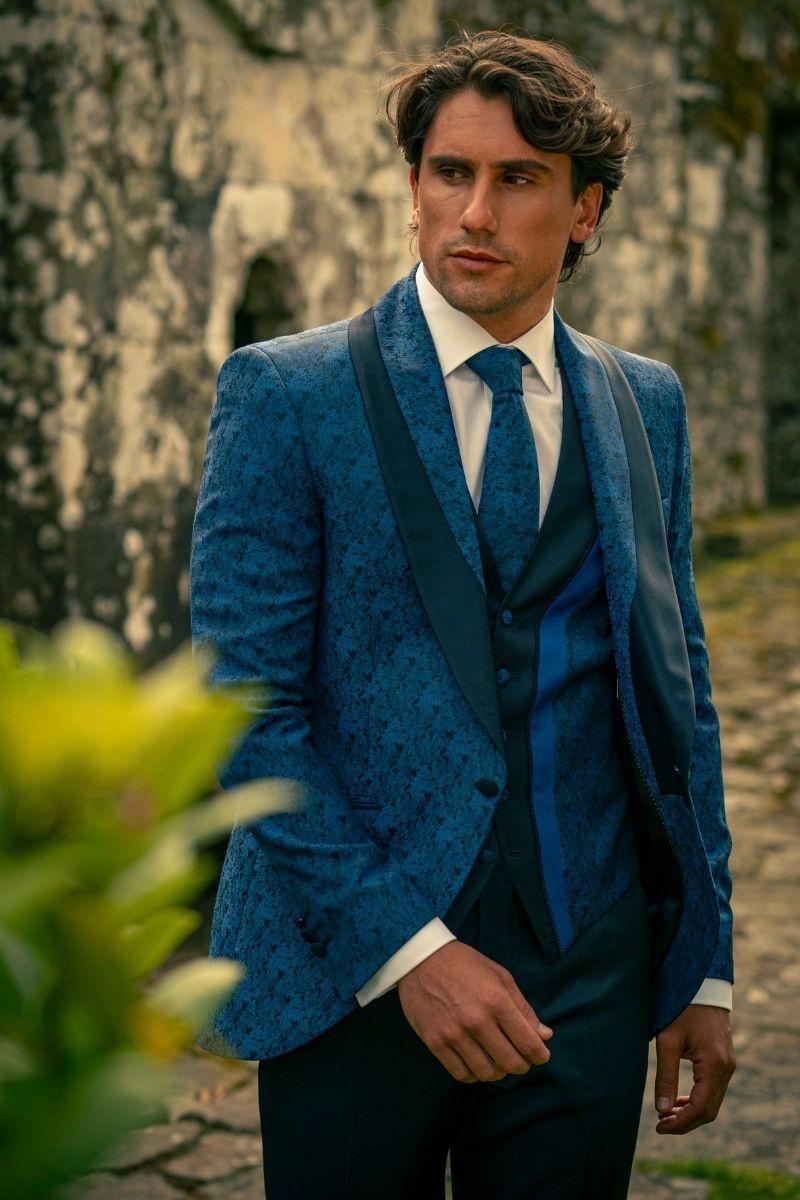 Un novio con traje de Félix Ramiro Madrid de color azul y estampado